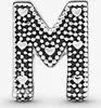 A close-up studio shot of a silver letter M charm with heart details. Anteprima dell’immagine prodotto
