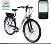 A white electric bicycle with purple accents is displayed next to a smartphone showing a navigation app. Anteprima dell’immagine prodotto