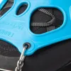 A close-up view of a blue traction device attached to a black shoe. Anteprima dell’immagine prodotto