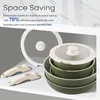A set of green pots and pans with detachable handles and a glass lid are neatly stacked on a shelf, with text highlighting space-saving features. Produktbild-Vorschau