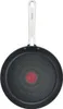 A black frying pan with a silver handle is shown from the bottom. Voir les images du produit