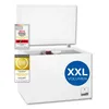 A white chest freezer with its lid open, displaying some frozen food items inside. It has several award badges and a large blue circle with text on its front. Produktbild-Vorschau