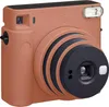A studio shot of a Fujifilm instax SQUARE SQ 1 camera in terracotta orange. Anteprima dell’immagine prodotto