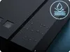 Close-up of a black mailbox with water droplets on its surface, featuring a circular icon indicating water resistance. Produktbild-Vorschau
