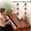 A woman playing a digital piano with feature callouts in German. Produktbild-Vorschau