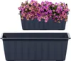 A planter box with flowers and an empty planter box. Voir les images du produit
