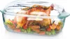A roasted chicken with vegetables in a glass baking dish with a glass lid. Anteprima dell’immagine prodotto