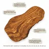 A rustic olive wood cutting board with text overlays describing its features. Voir les images du produit