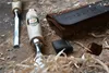 Chisels and a leather case are arranged on a wooden surface covered in wood shavings. Anteprima dell’immagine prodotto