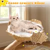 A cat is resting in a woven basket on a cat tree, with text overlays describing the product features. Náhľad obrázku produktu