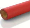 Rolle aus rotem Kunstleder mit strukturierter Oberfläche, die die braune Rückseite zeigt Anteprima dell’immagine prodotto