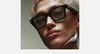Close-up of a person wearing sunglasses. Voir les images du produit