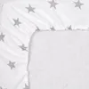 A close-up view of a white crib sheet with gray stars, showing the elasticized edge. Produktbild-Vorschau