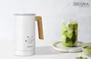 A white milk frother with a wooden handle sits next to a glass of iced matcha latte, with a small bowl of matcha powder in the foreground. Produktbild-Vorschau