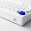 A close-up shot of a white mechanical keyboard with a blue keycap. Voir les images du produit
