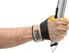 Hand mit beige-schwarzem Handschuh hält silbernen Petzl Glacier Linkin Eispickel mit Handschlaufe Produktbild-Vorschau