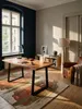 Der massive Akazienholz-Schreibtisch mit Baumkante steht als Mittelpunkt in einem hellen Homeoffice mit großem Fenster und Eichenparkett._#sku_SAFWL7.263# Produktbild-Vorschau