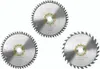 Three circular saw blades are arranged in a triangular formation on a white background. Voir les images du produit