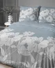 A close-up view of a floral patterned duvet cover and pillowcases. Produktbild-Vorschau