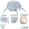 A braided baby bed bumper with informational callouts and a logo. Voir les images du produit