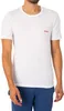A man wearing a white t-shirt and blue shorts. Produktbild-Vorschau