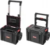 Two Qbrick system pro cart 2.0 plus boxes on wheels are shown side by side against a white background. The box on the left is open, revealing its interior compartments, while the box on the right is closed. Anteprima dell’immagine prodotto