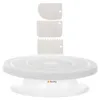 A white cake turntable with three white cake decorating spatulas stacked above it. Anteprima dell’immagine prodotto