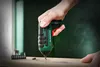 A person is using a cordless screwdriver to screw a screw into a wooden surface. A set of screwdriver bits is visible on the left. Produktbild-Vorschau