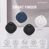 Four smart finder devices in different colors are displayed on a light gray background, with feature icons and text below. Anteprima dell’immagine prodotto