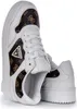 A pair of white and brown Guess sneakers. Produktbild-Vorschau