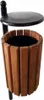 An outdoor trash can with a wooden exterior and a black lid. Anteprima dell’immagine prodotto