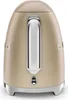 A close-up, front view of a champagne-colored Smeg kettle. Podgląd zdjęcia produktu