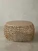 Frontansicht des runden Couchtischs in Gold, 66 cm breit, auf weißem Hintergrund, der die organische, astähnliche Basis und die massive Tischplatte klar darstellt._#sku_BARWL6.696#