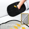 A hand wearing a black pet grooming glove is shown on a light-colored sofa. A close-up inset shows the texture of the glove. Produktbild-Vorschau