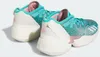 A pair of Adidas D.O.N. Issue 4 shoes are shown from a side-back angle against a white background. Voir les images du produit