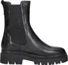 A studio shot of a single black Chelsea boot. Voir les images du produit