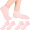 Rosa feuchtigkeitsspendende Silikonsocken an Füßen, mit vier zusätzlichen Paaren darunter Anteprima dell’immagine prodotto
