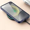 A dark blue phone case is shown on a wireless charging pad, with the phone screen displaying a 100% battery charge. Produktbild-Vorschau