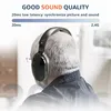 A man wearing headphones, with text overlay describing sound quality and latency. Voir les images du produit