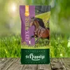 A bag of horse feed is shown in a natural outdoor setting with grass and a horse depicted on the packaging. Produktbild-Vorschau