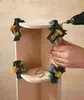 A person is using a drill to attach a piece of wood to a shelf, with corner clamps holding the pieces in place. Anteprima dell’immagine prodotto
