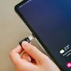 A hand is inserting a USB-C audio adapter into a tablet. Produktbild-Vorschau