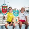 Two children are sitting on a bench on a tennis court, holding tennis rackets. Produktbild-Vorschau
