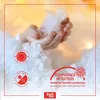 Hands holding fluffy white filling material against a soft, blurred background of warm colors. Produktbild-Vorschau
