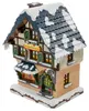 Ein charmantes Miniaturhaus mit der Aufschrift Zuckerbäckerei zeigt ein verschneites Dach und leuchtende Fenster die eine gemütliche Atmosphäre ausstrahlen während der Eingang mit einem grünen Vordach und kleinen Dekorationen geschmückt ist Produktbild-Vorschau