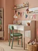 A child's desk and chair in a room with pink walls. Produktbild-Vorschau