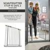 A collage showing a baby gate and a woman holding a child near a doorway with a baby gate installed. Voir les images du produit