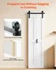 A white barn-style sliding door is shown, with close-up insets highlighting its construction and stability features. Voir les images du produit