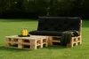 Outdoor seating area with pallet furniture and drinks. Produktbild-Vorschau