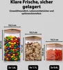 Drei klare Glasvorratsbehälter mit Bambusdeckeln, gefüllt mit bunten Bonbons, Müsli und orangefarbenen Nudeln, mit Angabe von Maßen und Fassungsvermögen Produktbild-Vorschau